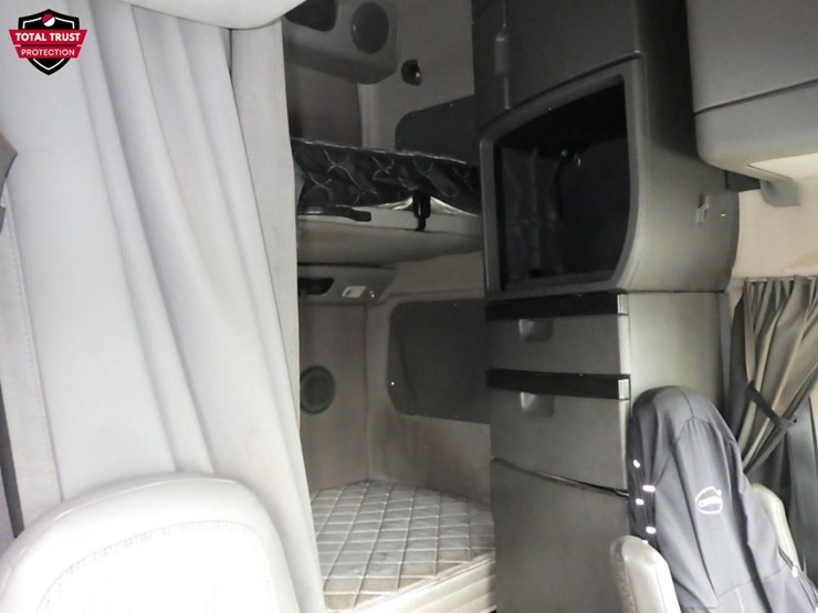 2023-volvo-vnl860-image-5