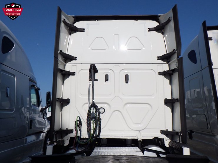 2022-freightliner-cascadia-126-image-10