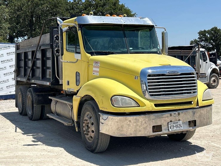 2007-freightliner-columbia-120-image-2