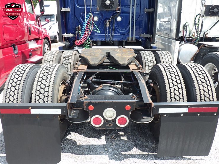 2019-freightliner-cascadia-126-image-11
