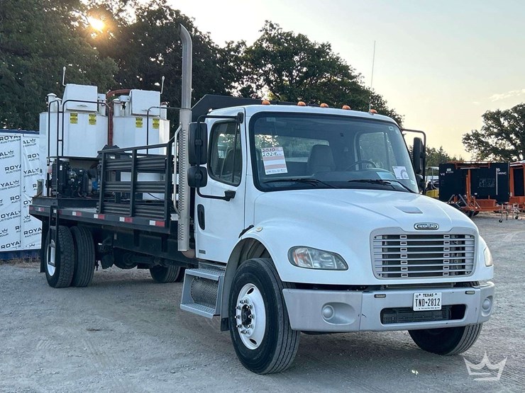2010-freightliner-m2-106-image-4