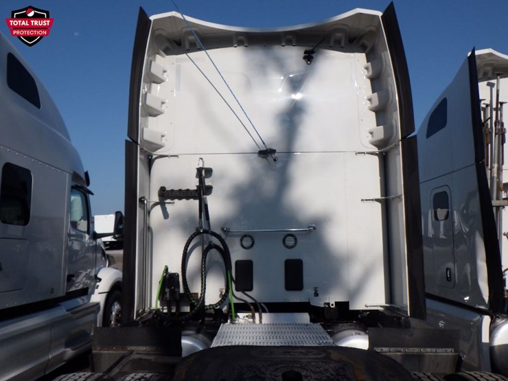 2022-peterbilt-579-image-13