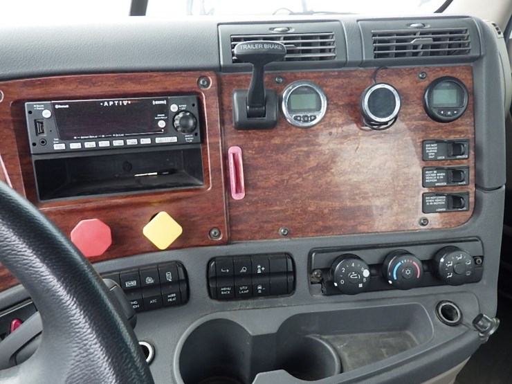 2017-freightliner-cascadia-125-image-21