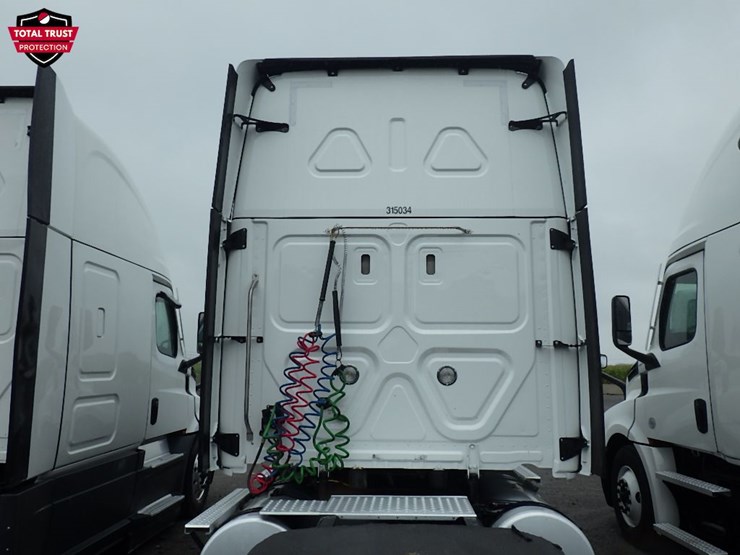 2023-freightliner-cascadia-126-image-13