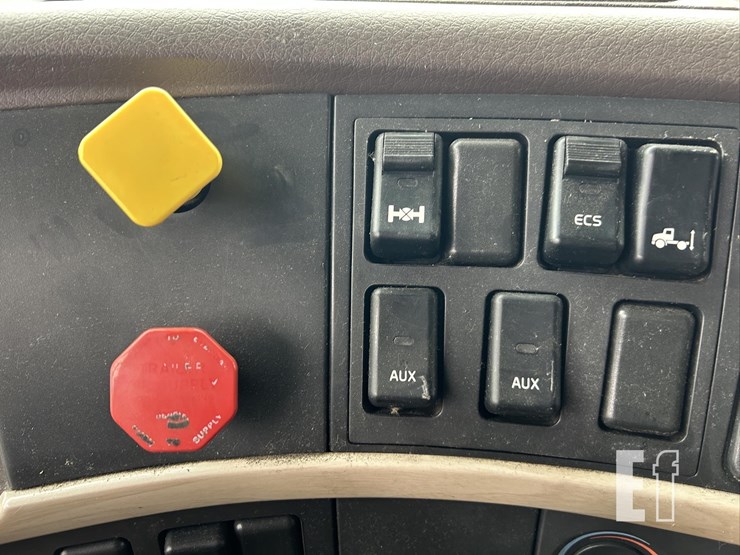2015-volvo-vnm62t630-image-30
