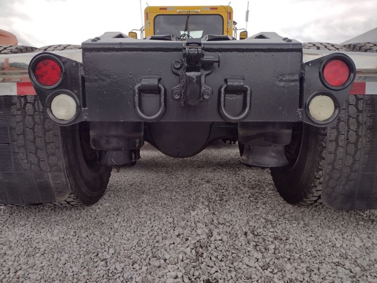 peterbilt-384-image-37