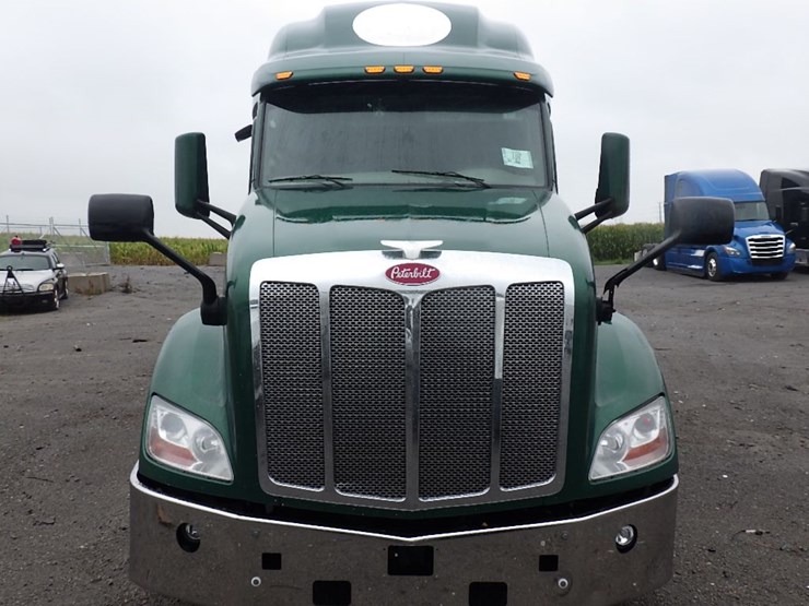 2021-peterbilt-579-image-2