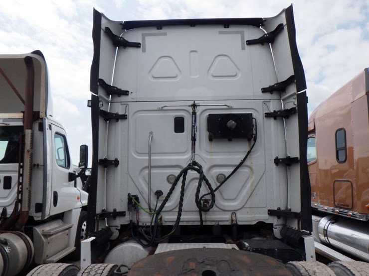 2015-freightliner-cascadia-125-evolution-image-16