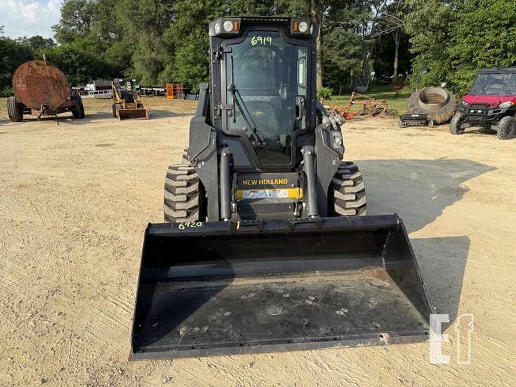 new-holland-l320-image-2