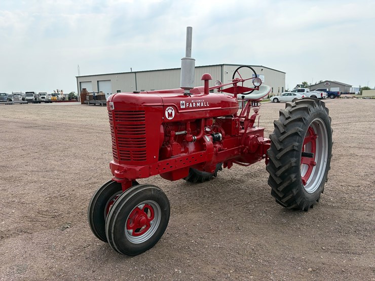 1952-farmall-super-m-tractor-image-1