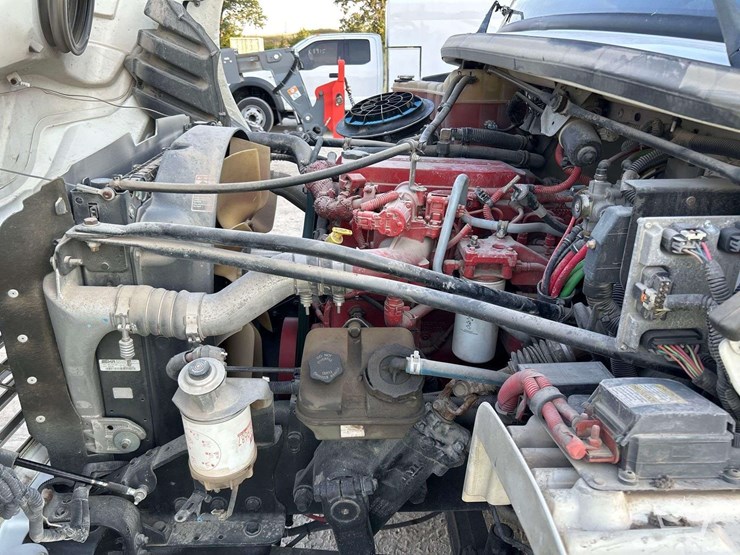 2010-freightliner-m2-106-image-8