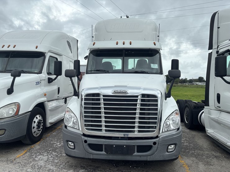 2016-freightliner-cascadia-125-evolution-image-2