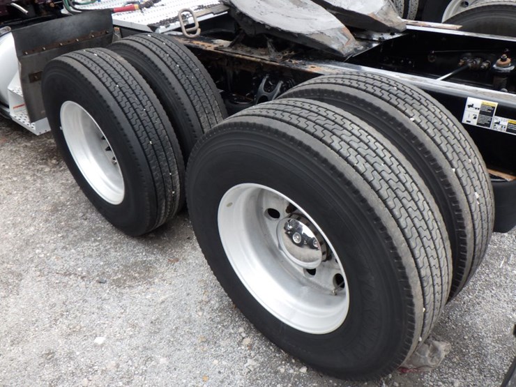 2019-peterbilt-579-image-16