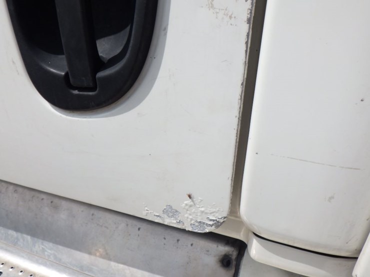 2013-freightliner-cascadia-125-image-19
