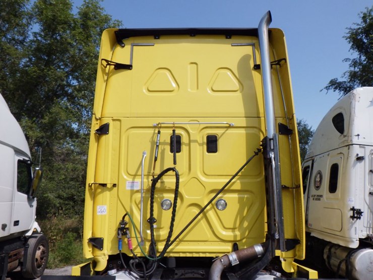 2014-freightliner-cascadia-125-image-10