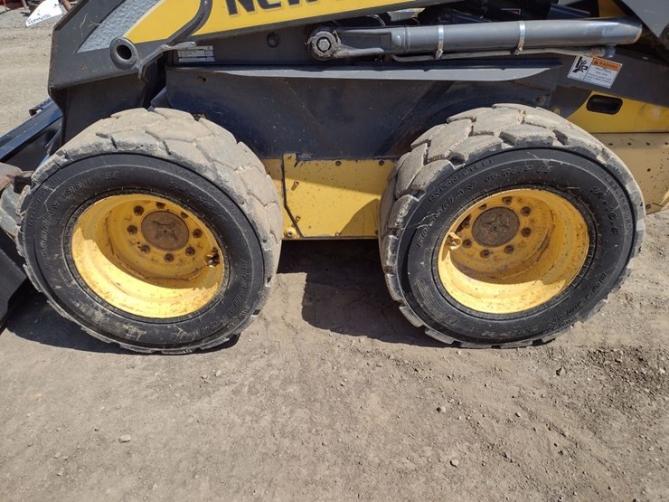 new-holland-l175-image-13