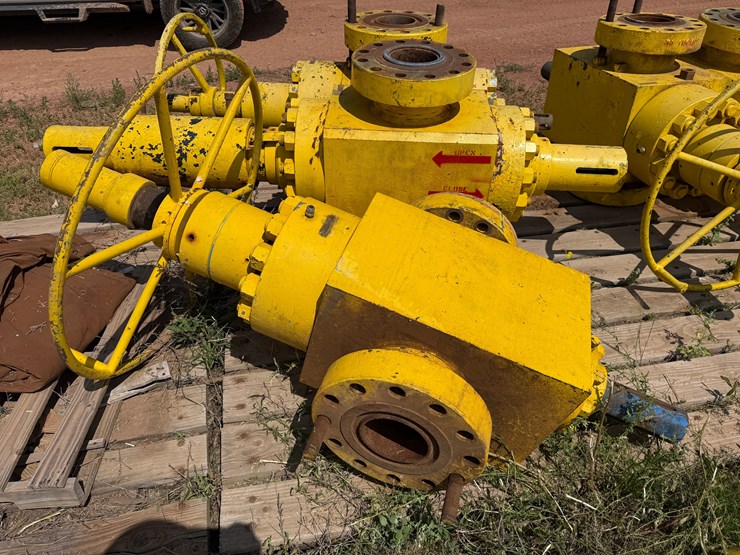 (1)-7-1/16”-10m-hydraulic-&-(2)-manual-frac-valves-image-3