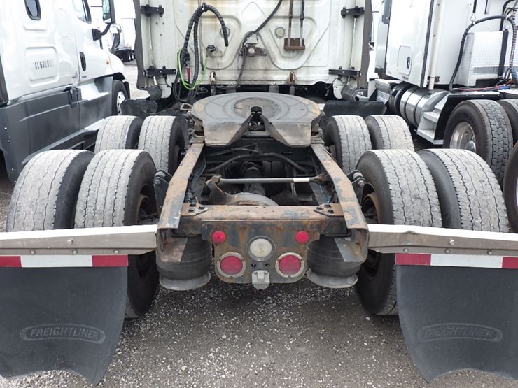 2016-freightliner-cascadia-125-image-14