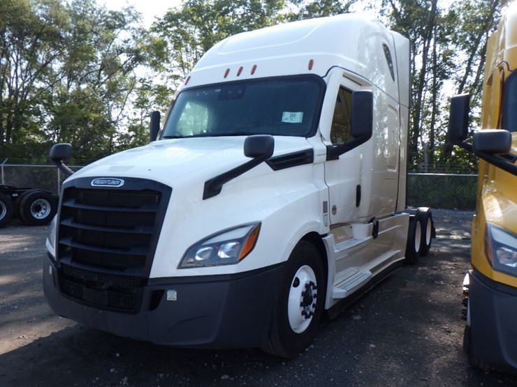 2022-freightliner-cascadia-126-image-1