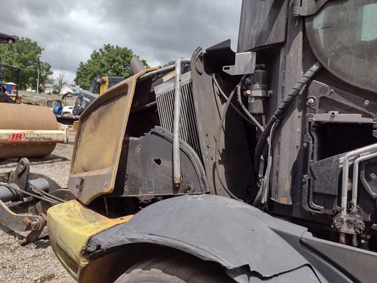 19-deere-324l-image-11