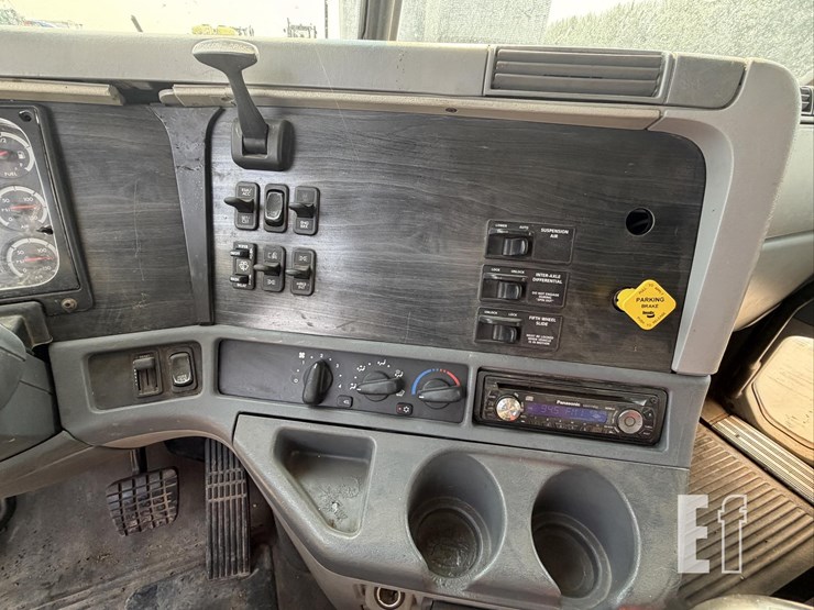 2004-freightliner-columbia-120-image-23