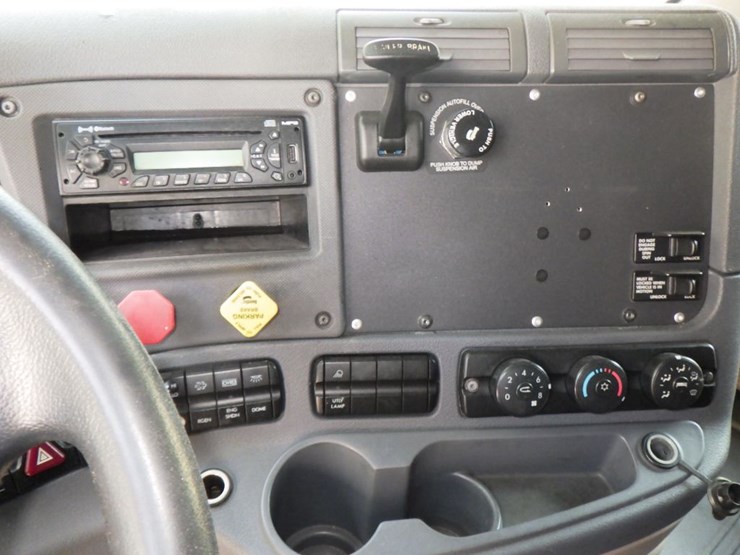 2014-freightliner-cascadia-125-image-16