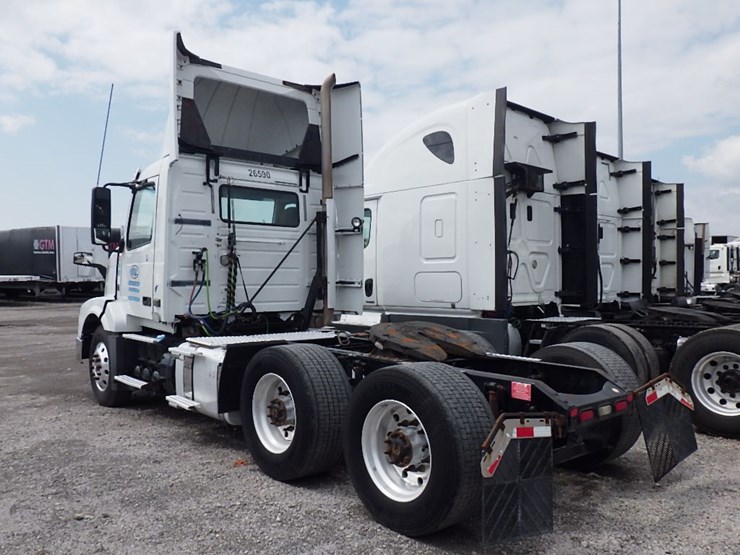 2016-volvo-vnl300-image-13