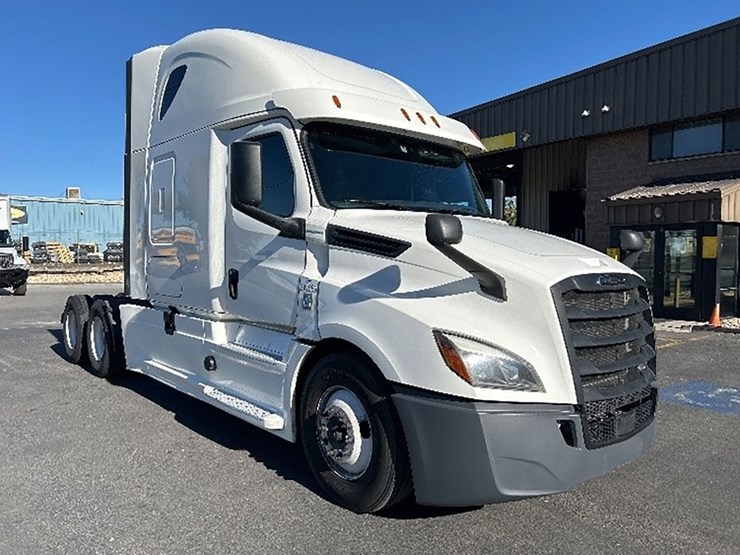 2020-freightliner-cascadia-126-image-1