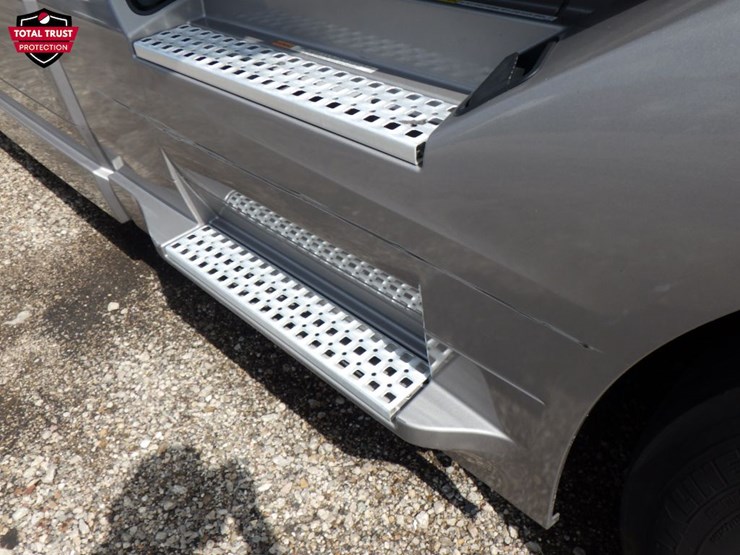 2020-volvo-vnl860-image-5
