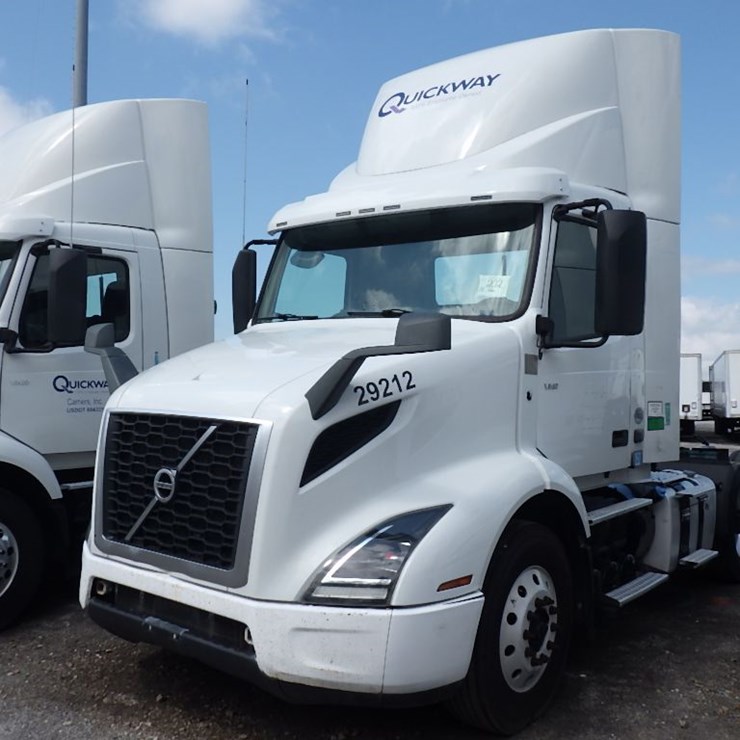2019 VOLVO VNR300