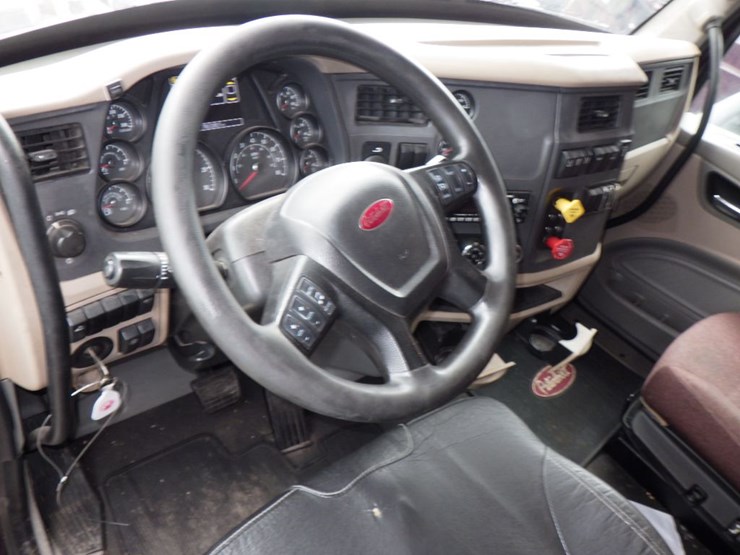 2019-peterbilt-579-image-17