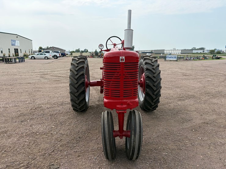 1952-farmall-super-m-tractor-image-2