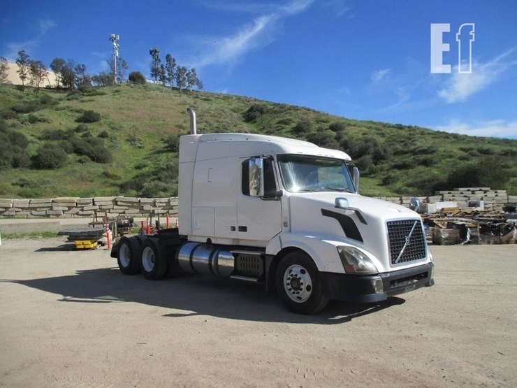 2015-volvo-10-image-2