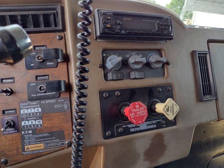 peterbilt-330-image-12