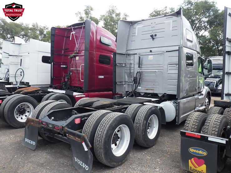 2019-volvo-vnl860-image-12