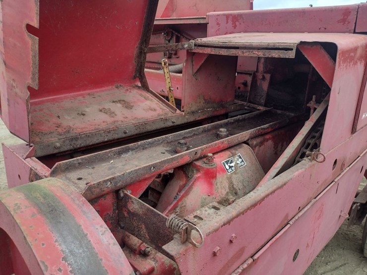 new-holland-320-image-10