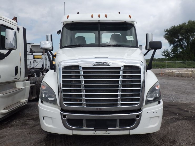 2017-freightliner-cascadia-125-image-2