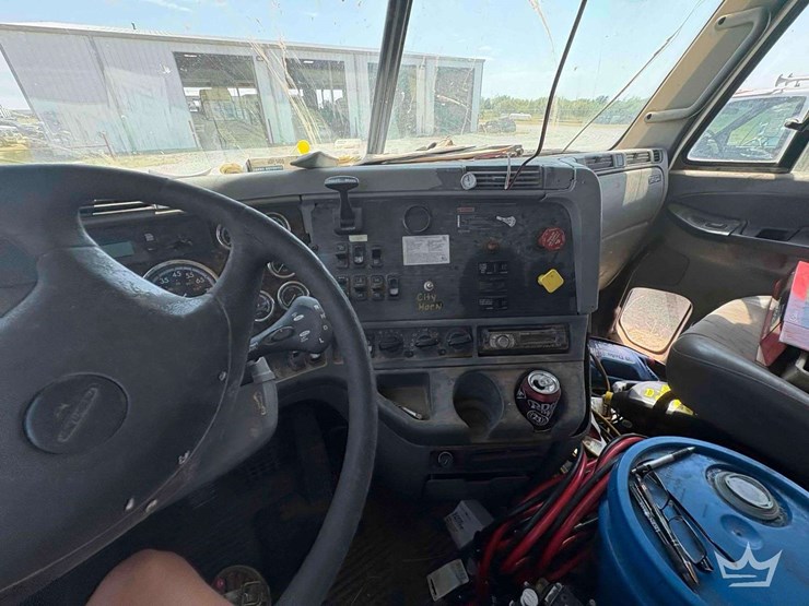 2007-freightliner-columbia-120-image-25
