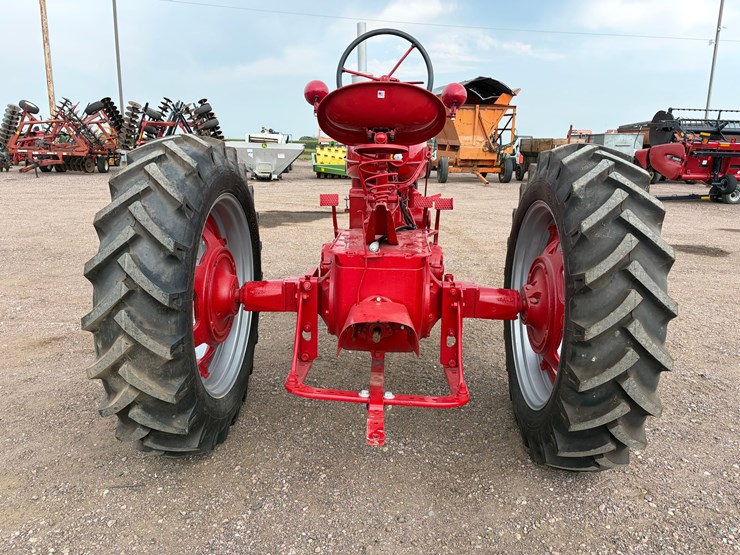 1952-farmall-super-m-tractor-image-8