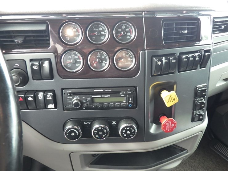2017-peterbilt-579-image-21