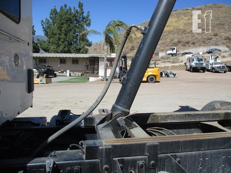 2016-peterbilt-579-image-19