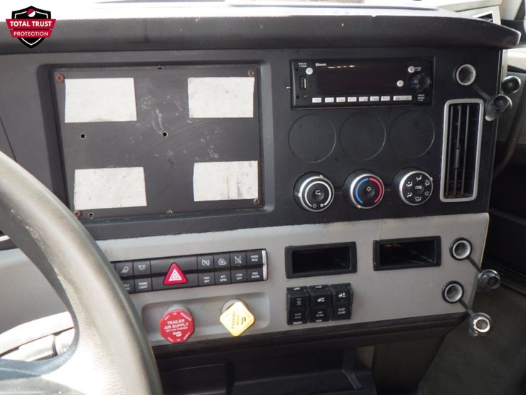 2023-freightliner-cascadia-126-image-21