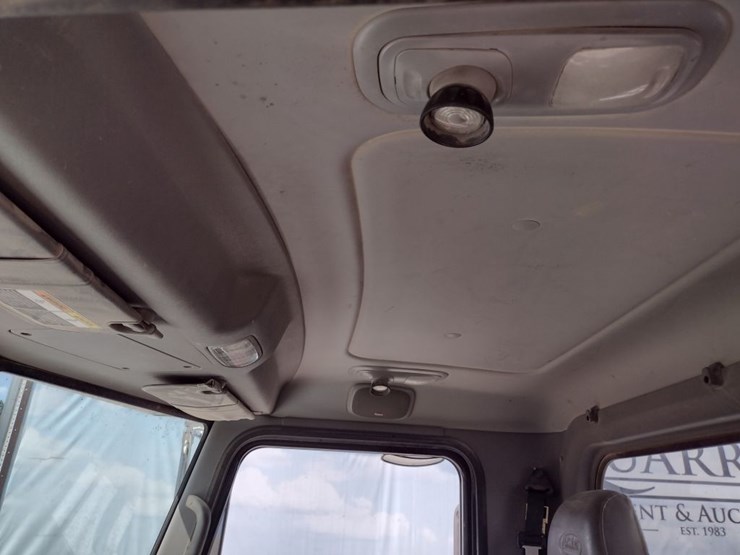 2008-peterbilt-384-image-16