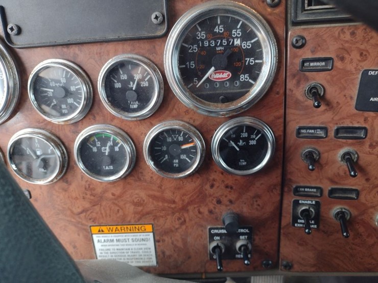 peterbilt-335-image-11