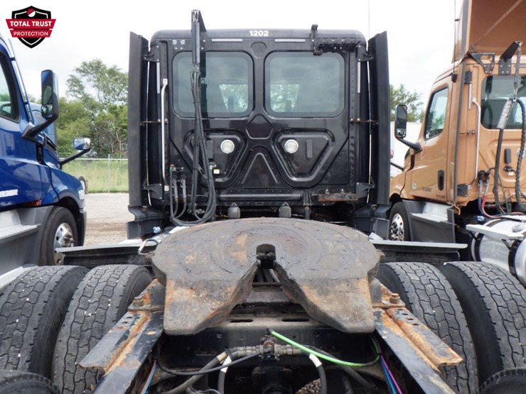 2020-freightliner-cascadia-126-image-11