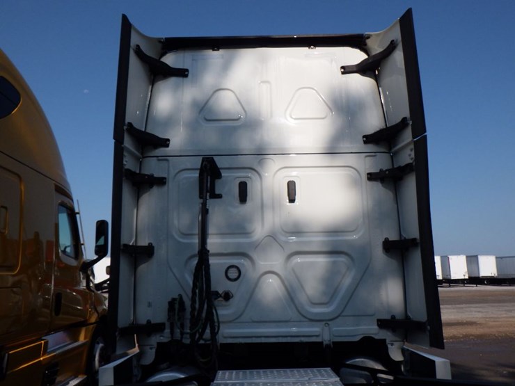 2022-freightliner-cascadia-126-image-14