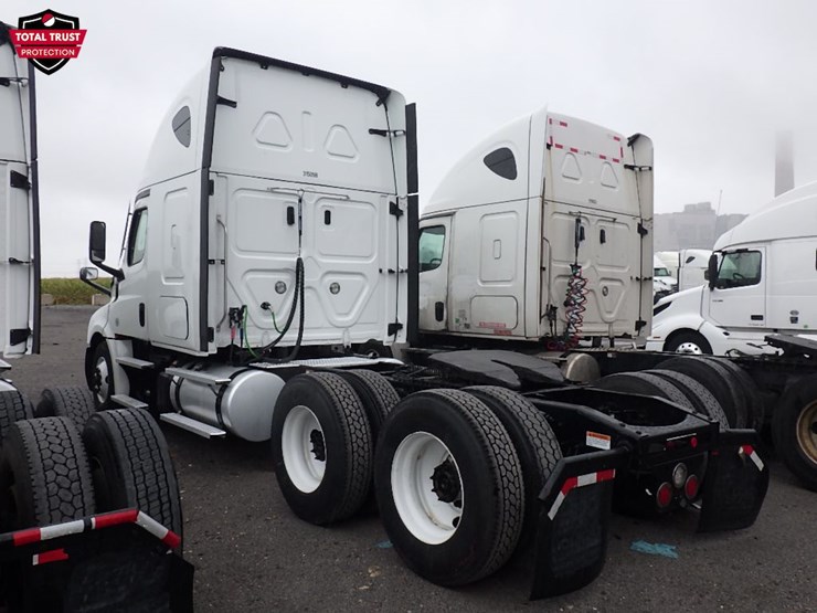 2023-freightliner-cascadia-126-image-14