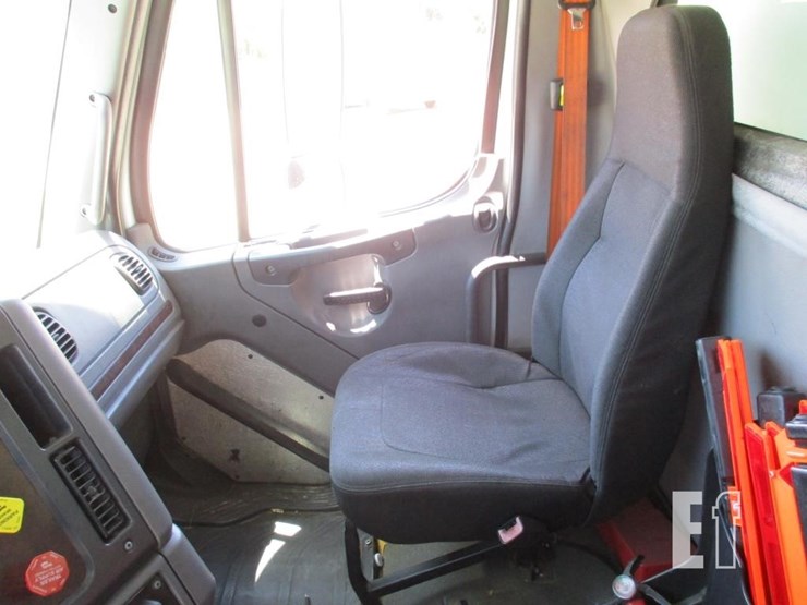 2013-freightliner-business-class-m2-112-image-8
