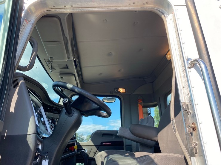 2018-kenworth-t440-image-85