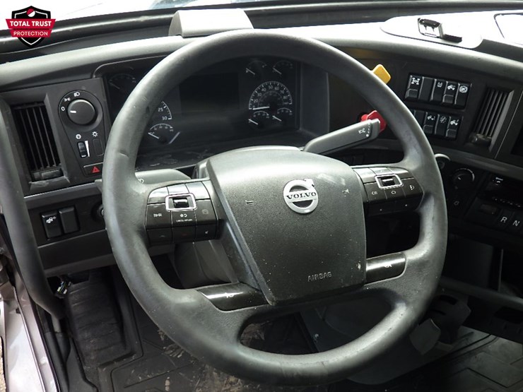 2019-volvo-vnl860-image-24